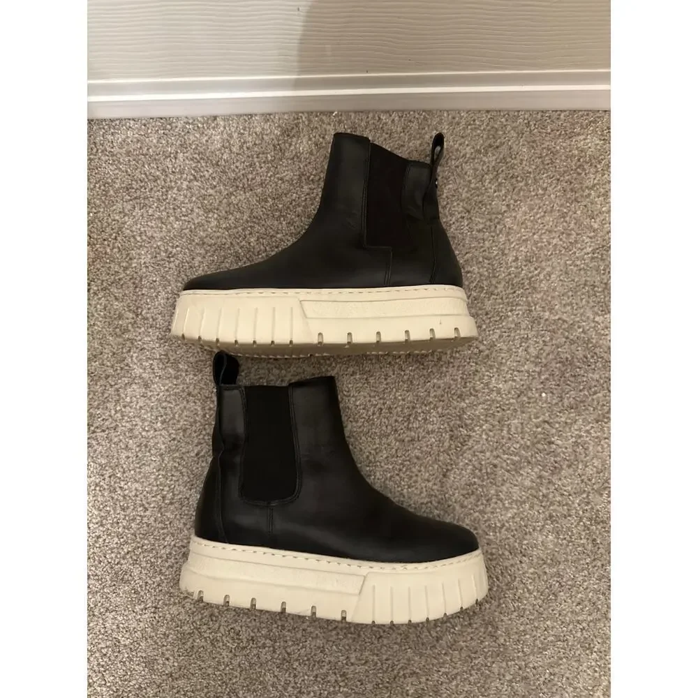J/Slides Black Leather Rubber Sole Platform W's Riley Chelsea Boot, 6